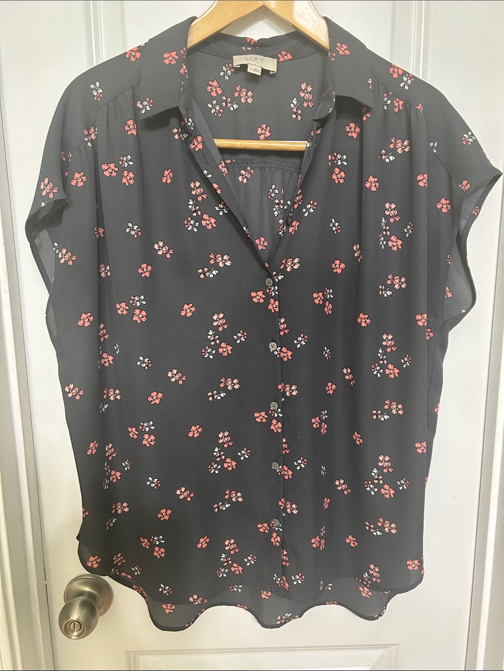 LOFT gray Button-Front Floral Cap-Sleeve Blouse